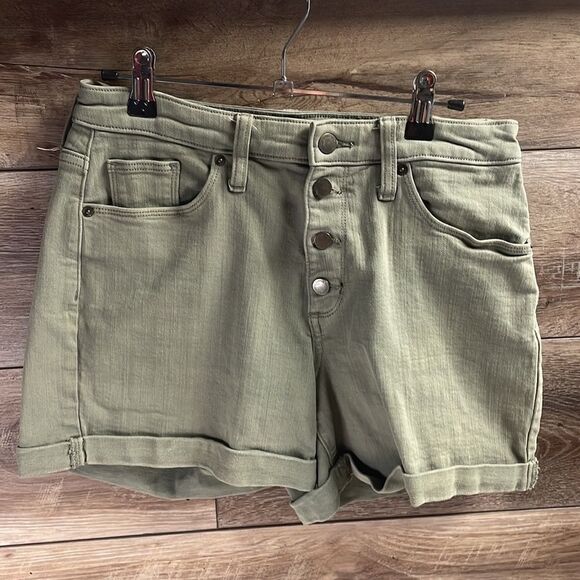 UNIVERSAL THREADS Ladies Button Up Green Cuffed Leg Jean Shorts Size 8 - Picture 1 of 4